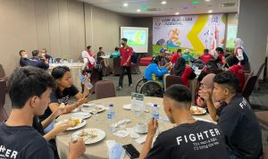 Para Atlet Kabupaten Bekasi Sedang Menikmati Makanan 