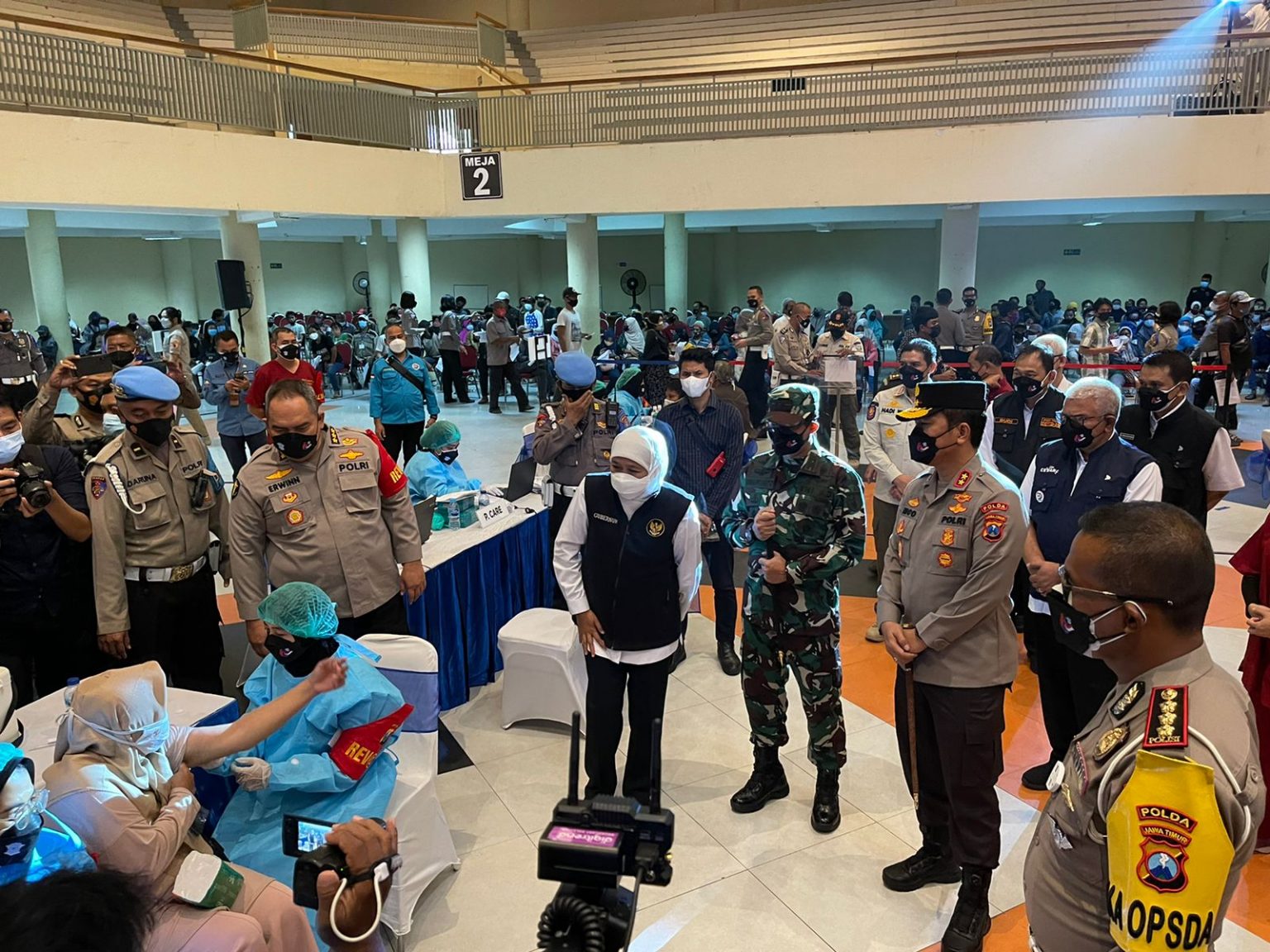 Vaksinasi Tuna Wisma dan Pemulung di Gedung Airlangga Convention Center lampu merah