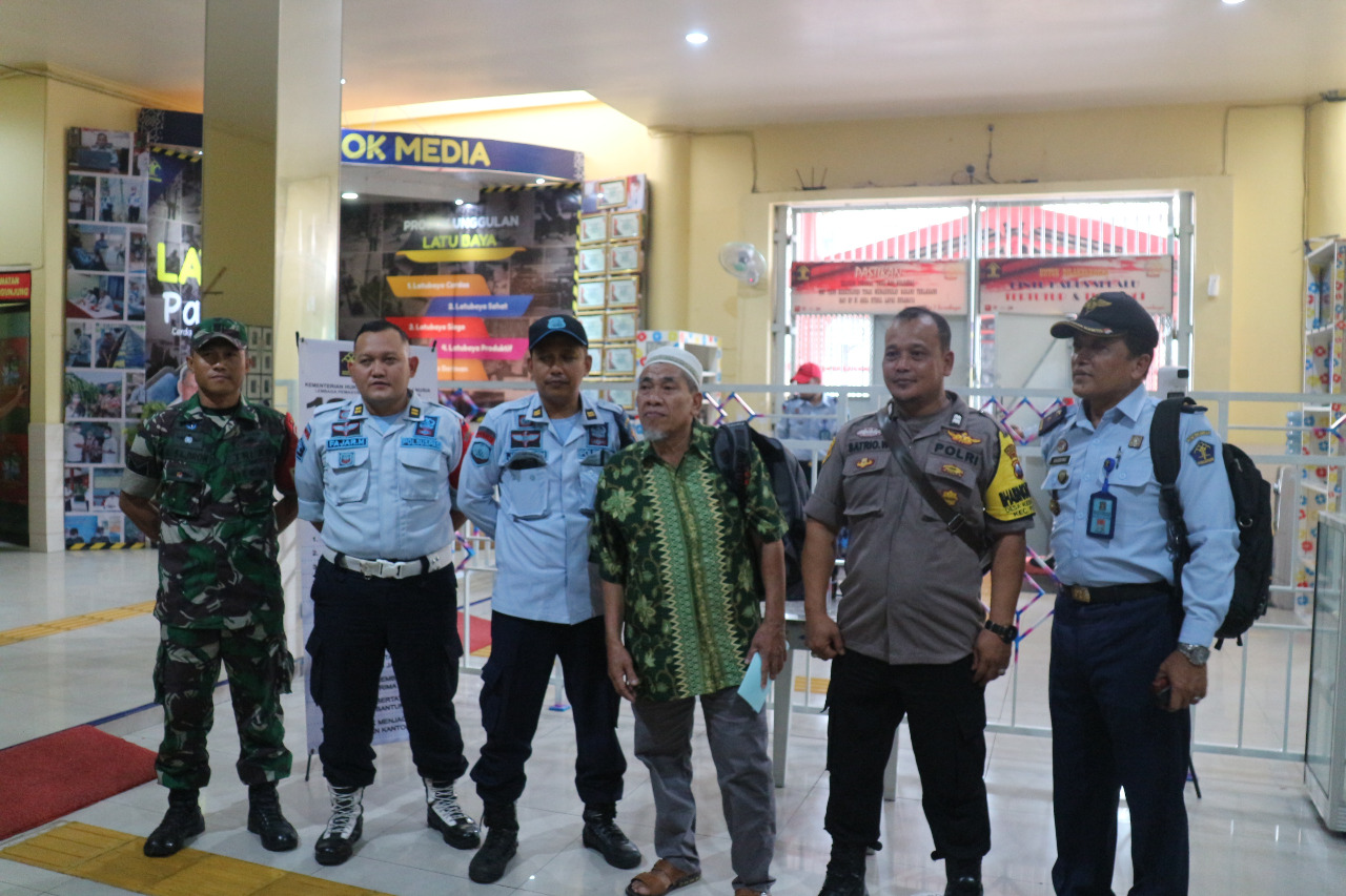 Teks foto : Slamet Rudhu foto bersama dengan petugas