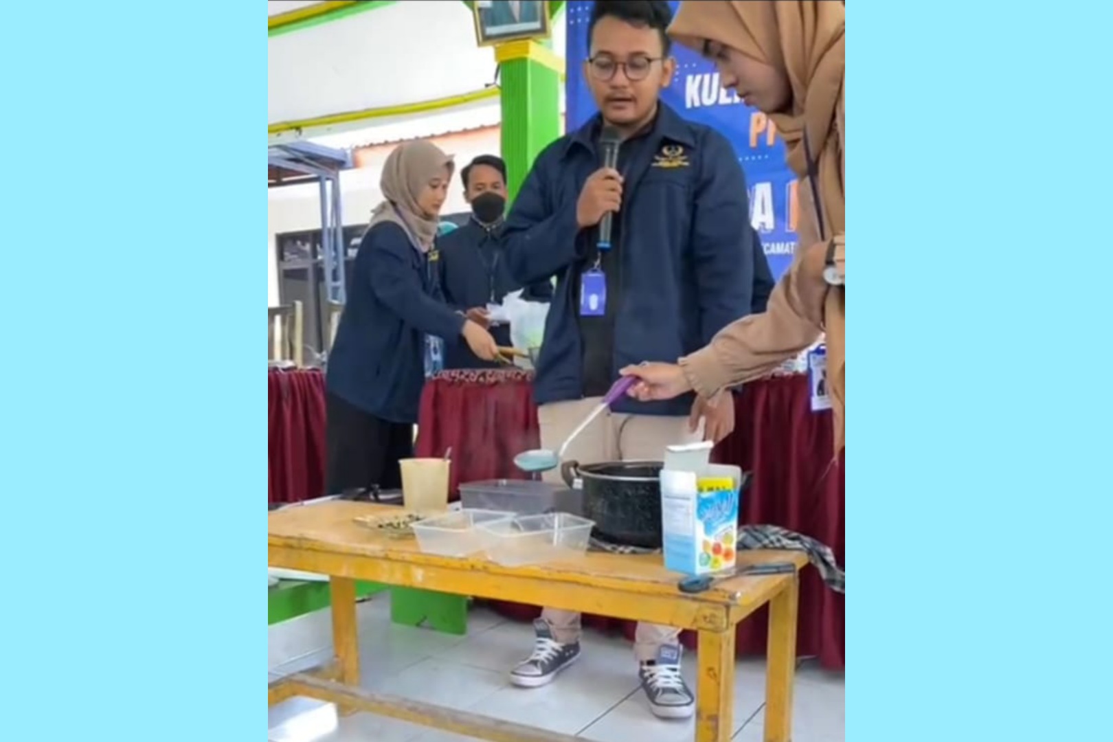 Teks Foto : Demonstrasi Mahasiswa Unipa dalam pengolahan bunga telang