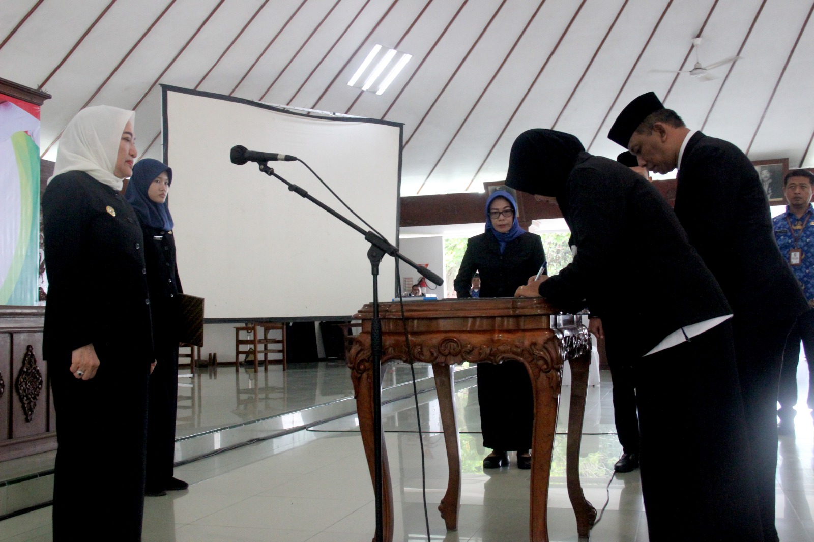 Teks foto : acara pelantikan