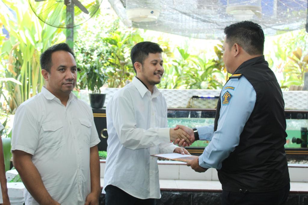 Teks foto : penyerahan remisi