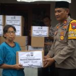 Teks foto : penyerahan bantuan