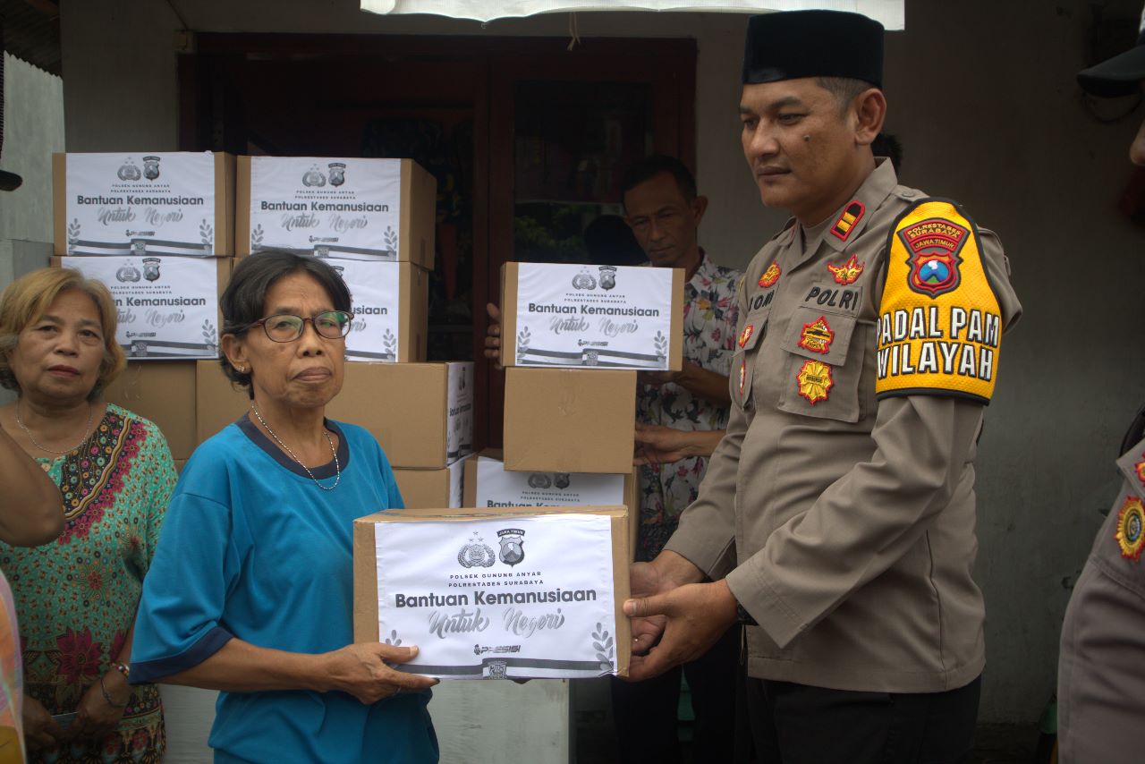 Teks foto : penyerahan bantuan
