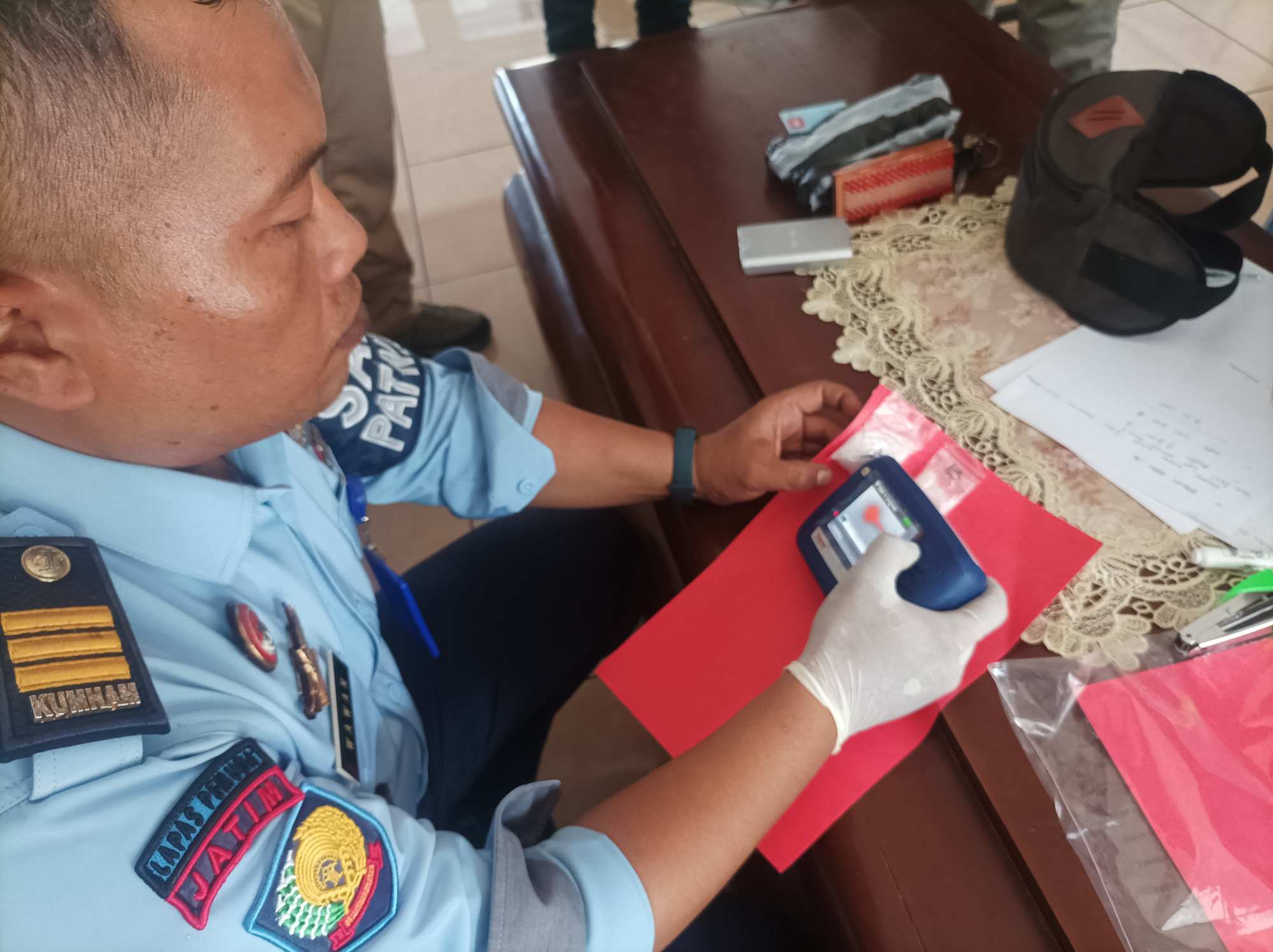 Teks foto : Petugas menunjukkan narkoba hasil penggagalan upaya penyelundupan