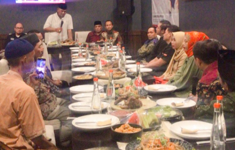 Teks foto : Ketua HPP Sidoarjo Nur Hasan dan anggota DPR RI Rahmat Muhajirin saat acara reses