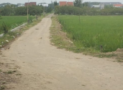 Teks foto : jalan akses ke lokasi kavling yang diperlebar