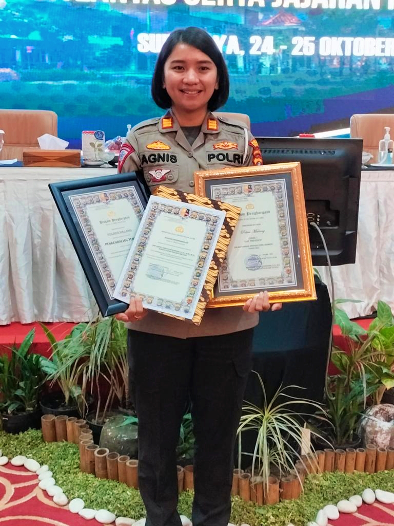 Teks foto : AKP. Agnis Juwita Manurung saat menerima penghargaan di Mapolda Jatim