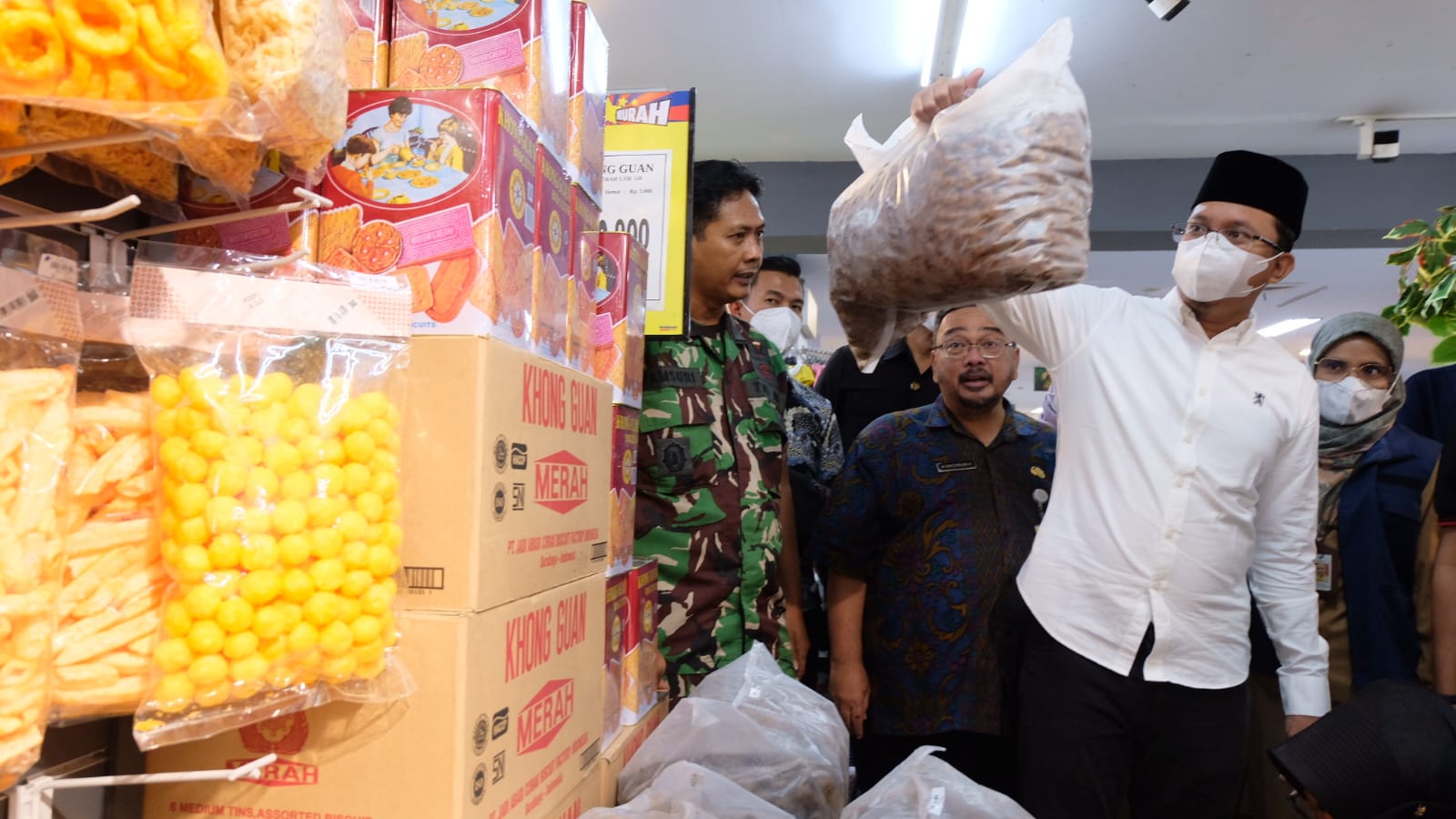 Teks foto : Bupati Sidoarjo H. Ahmad Muhdlor Ali saat sidak
