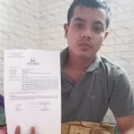 Teks foto : korban Rudi Santoso menunjukkan bukti laporan polisi