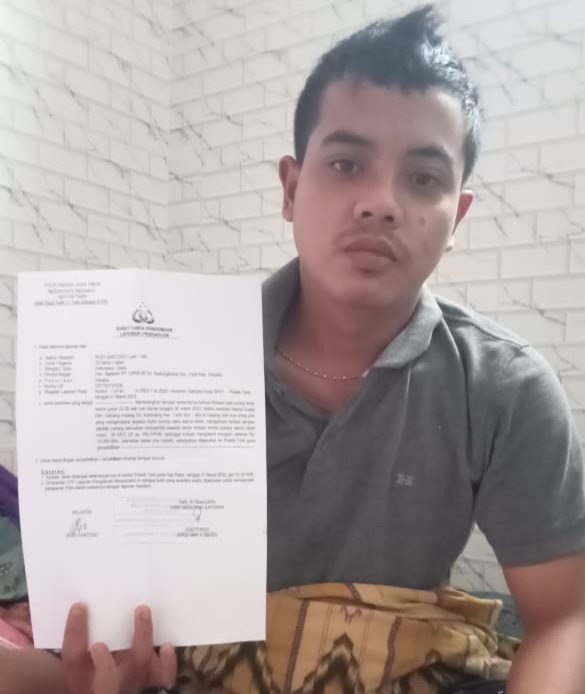 Teks foto : korban Rudi Santoso menunjukkan bukti laporan polisi
