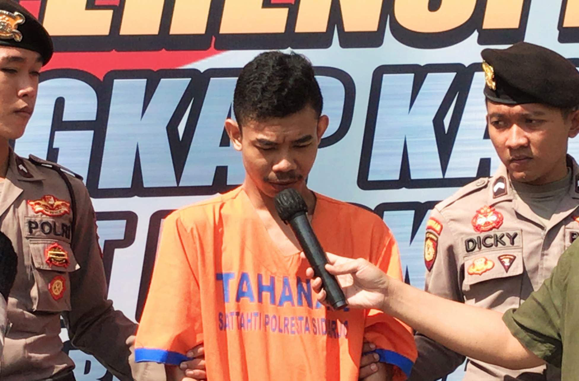 Teks foto : Tersangka David saat diamankan di Mapolresta Sidoarjo