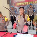 Teks foto : Kapolresta Sidoarjo Kombes Pol Kusumo Wahyu Bintoro berserta Kasatreskrim menunjukkan senjata yang digunakan para tersangka
