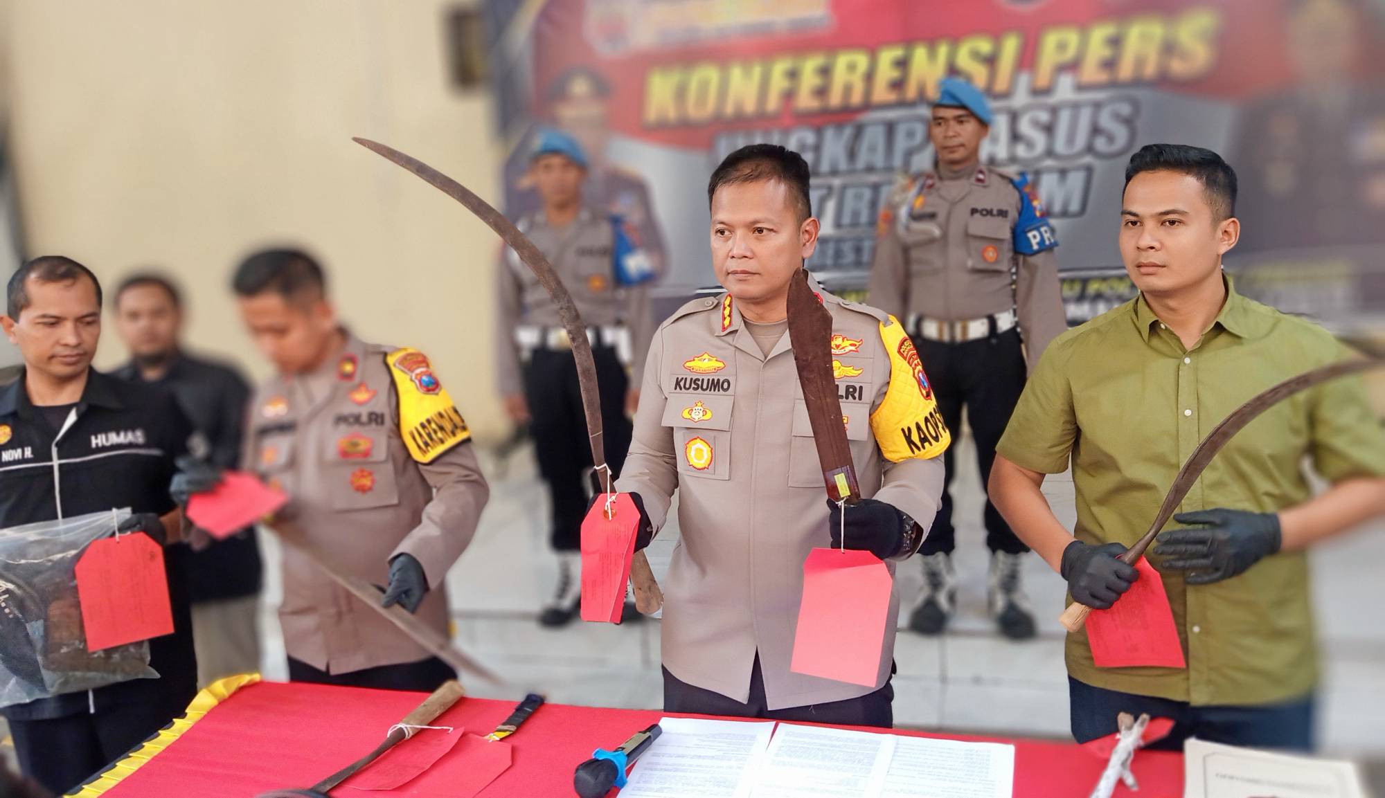 Teks foto : Kapolresta Sidoarjo Kombes Pol Kusumo Wahyu Bintoro berserta Kasatreskrim menunjukkan senjata yang digunakan para tersangka