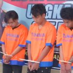 Teks foto : Tiga tersangka yang diamankan polisi