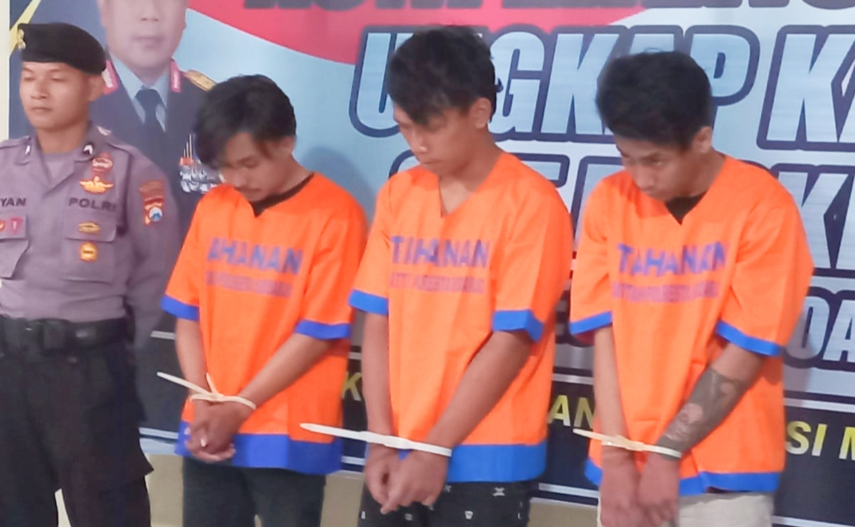 Teks foto : Tiga tersangka yang diamankan polisi