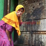 Teks foto : Korban saat menunjukkan pintu gerbang yang rusak berkarat dan berbau kotoran manusia