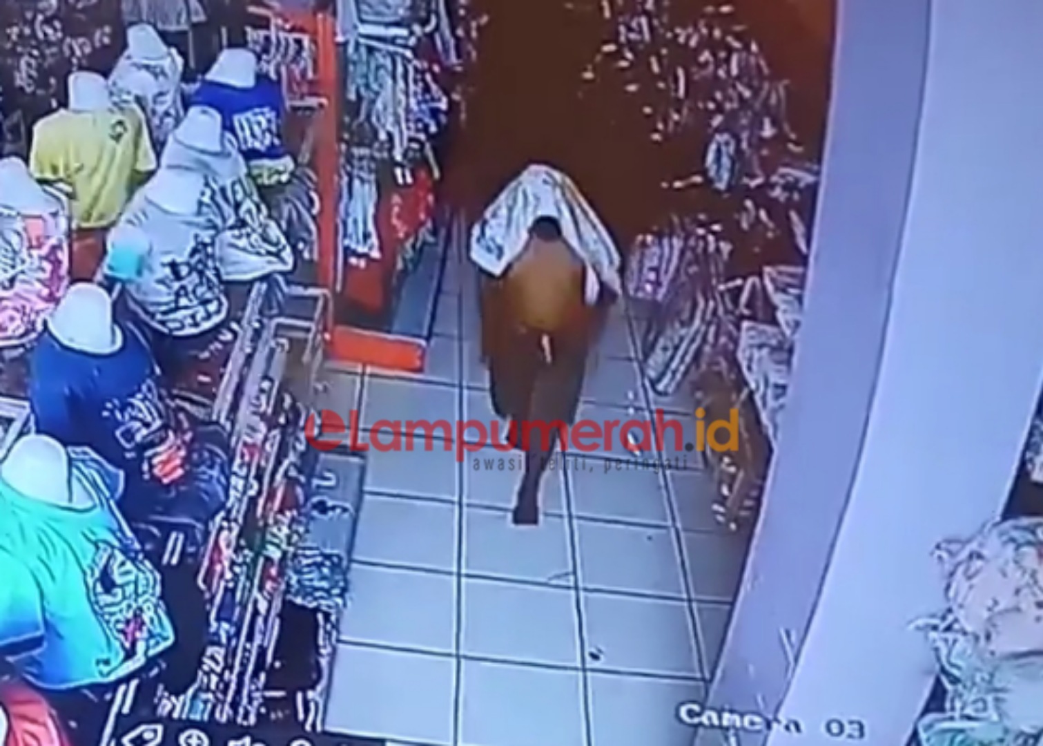 Teks foto : tangkap layar rekaman CCTV saat pelaku membobol brankas