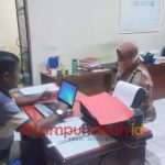 Teks foto : Terlapor Masriah saat dimintai keterangan oleh penyidik Unit Reskrim Polsek Sukodono Aiptu Syifaudin