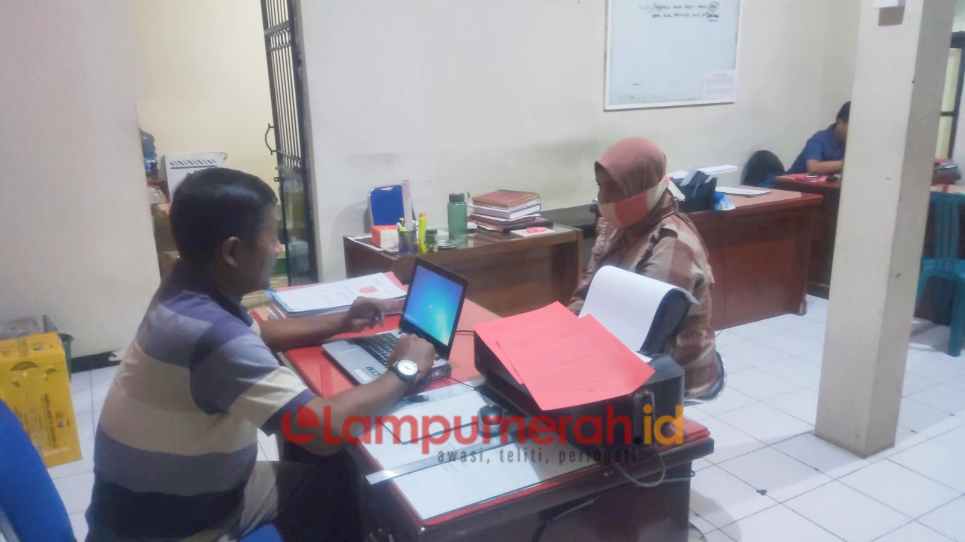 Teks foto : Terlapor Masriah saat dimintai keterangan oleh penyidik Unit Reskrim Polsek Sukodono Aiptu Syifaudin