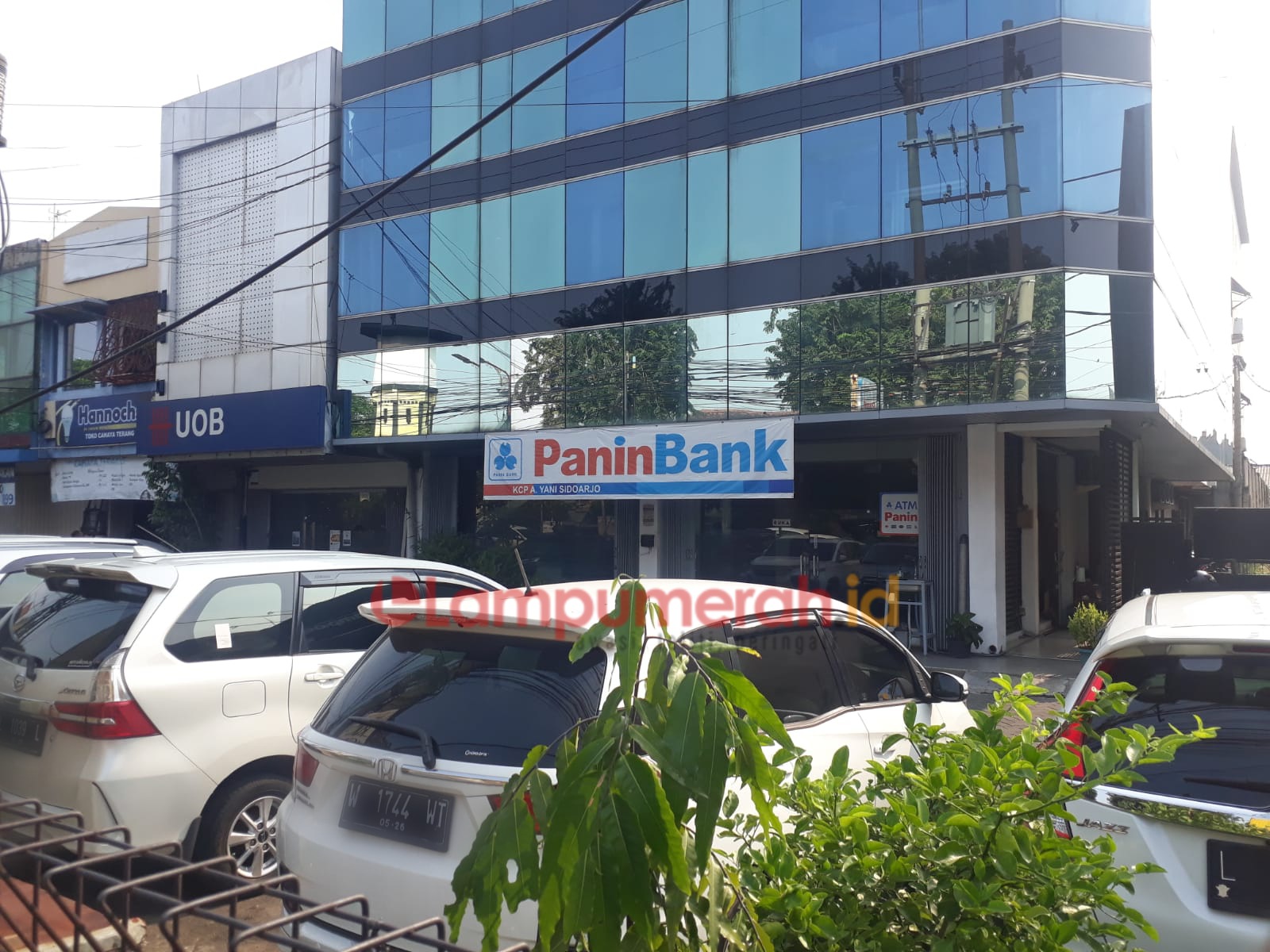 Teks foto : TKP pembobolan Kantor Bank Panin di jalan raya A. Yani Sidoarjo.