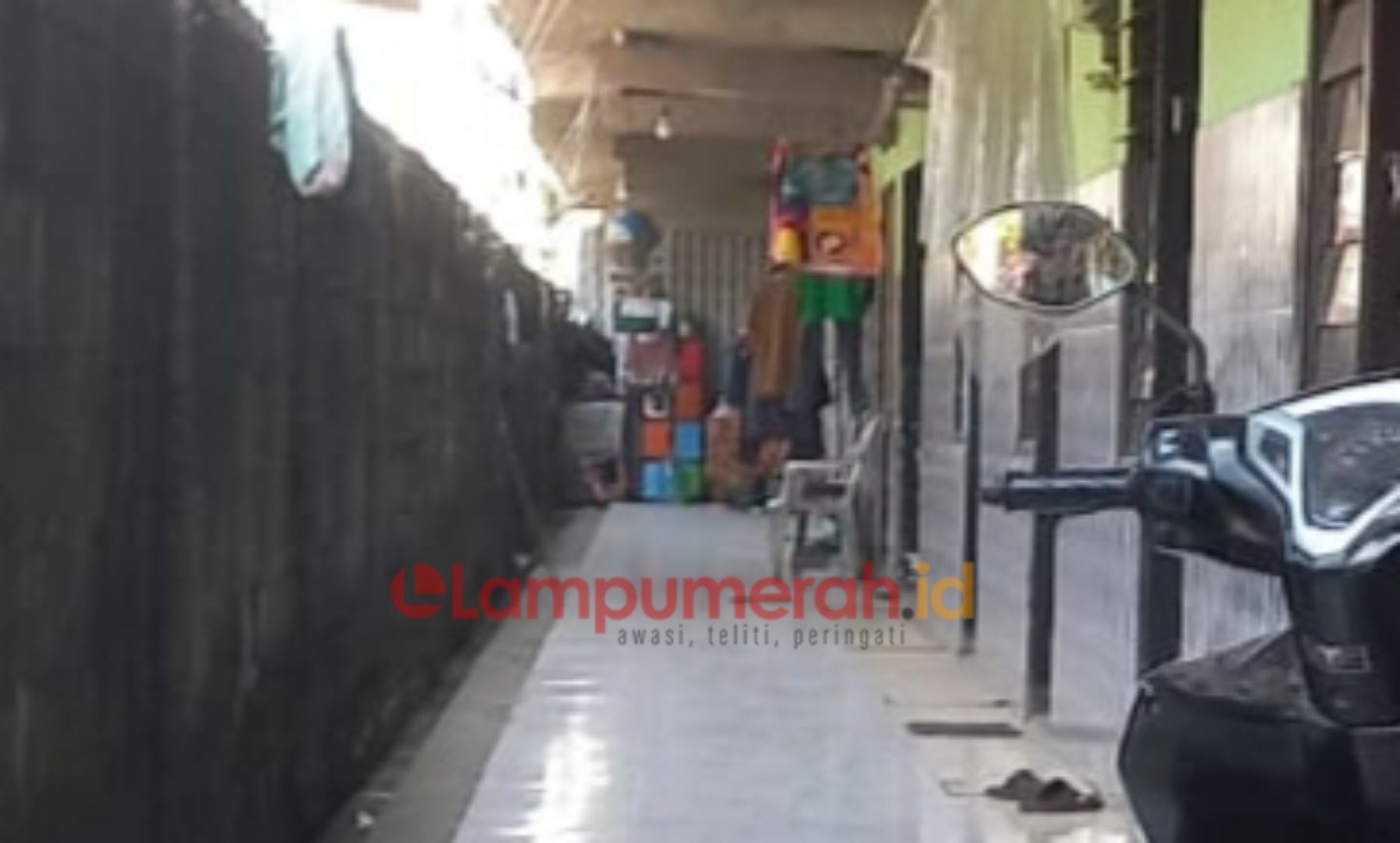 Teks foto : TKP Kamar Kost bayi perempuan meninggal dunia