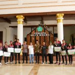 Teks foto : Bupati Sidoarjo H. Achmad Muhdlor foto bersama dengan atlet Peraih medali beserta pengurus KONI Sidoarjo