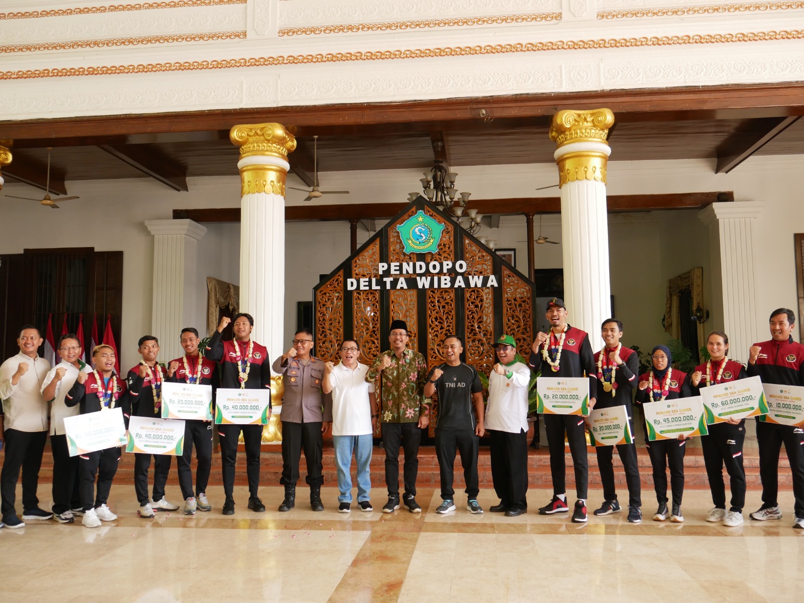 Teks foto : Bupati Sidoarjo H. Achmad Muhdlor foto bersama dengan atlet Peraih medali beserta pengurus KONI Sidoarjo