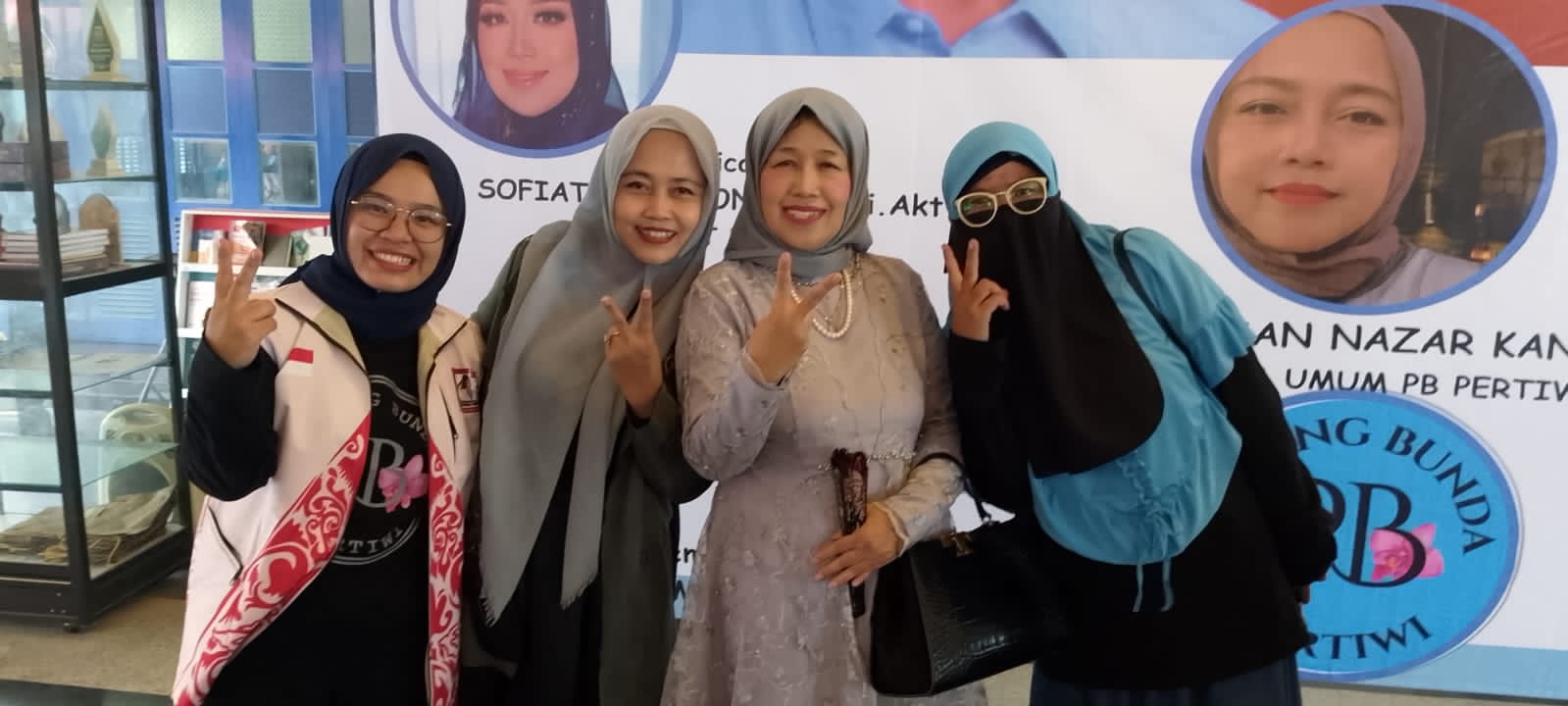 Emak-Emak dukung Prabowo Gibran. Ketua Bunda Pertiwi Seshan, Karolina dan Sofiatun Gundono.