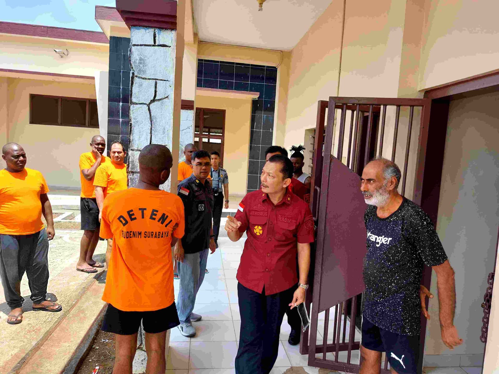 Teks foto : Kadiv saat mengunjungi tempat kejadian