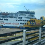 Salah satu kapal ferry milik PT ASDP melakukan sandar bongkar muat di dermaga 6 eksekutif Pelabuhan ASDP Merak, pada Kamis (11/4/2024) atau H1 Idul Fitri 1445 Hijriah, pukul 14.55 WIB. (Foto : Daeng Yus)