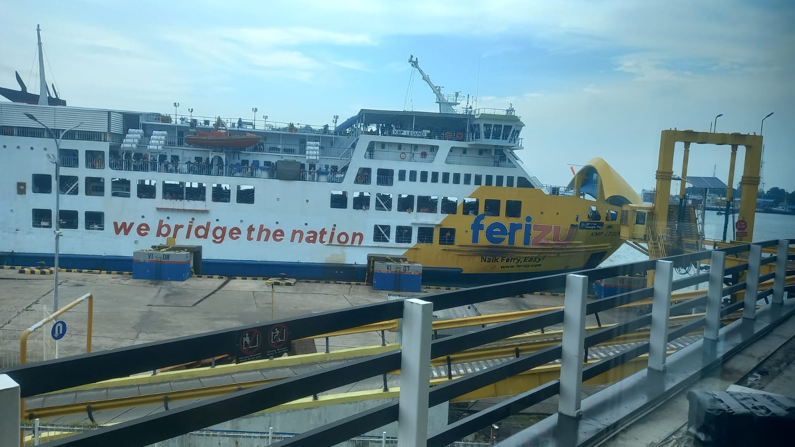 Salah satu kapal ferry milik PT ASDP melakukan sandar bongkar muat di dermaga 6 eksekutif Pelabuhan ASDP Merak, pada Kamis (11/4/2024) atau H1 Idul Fitri 1445 Hijriah, pukul 14.55 WIB. (Foto : Daeng Yus)