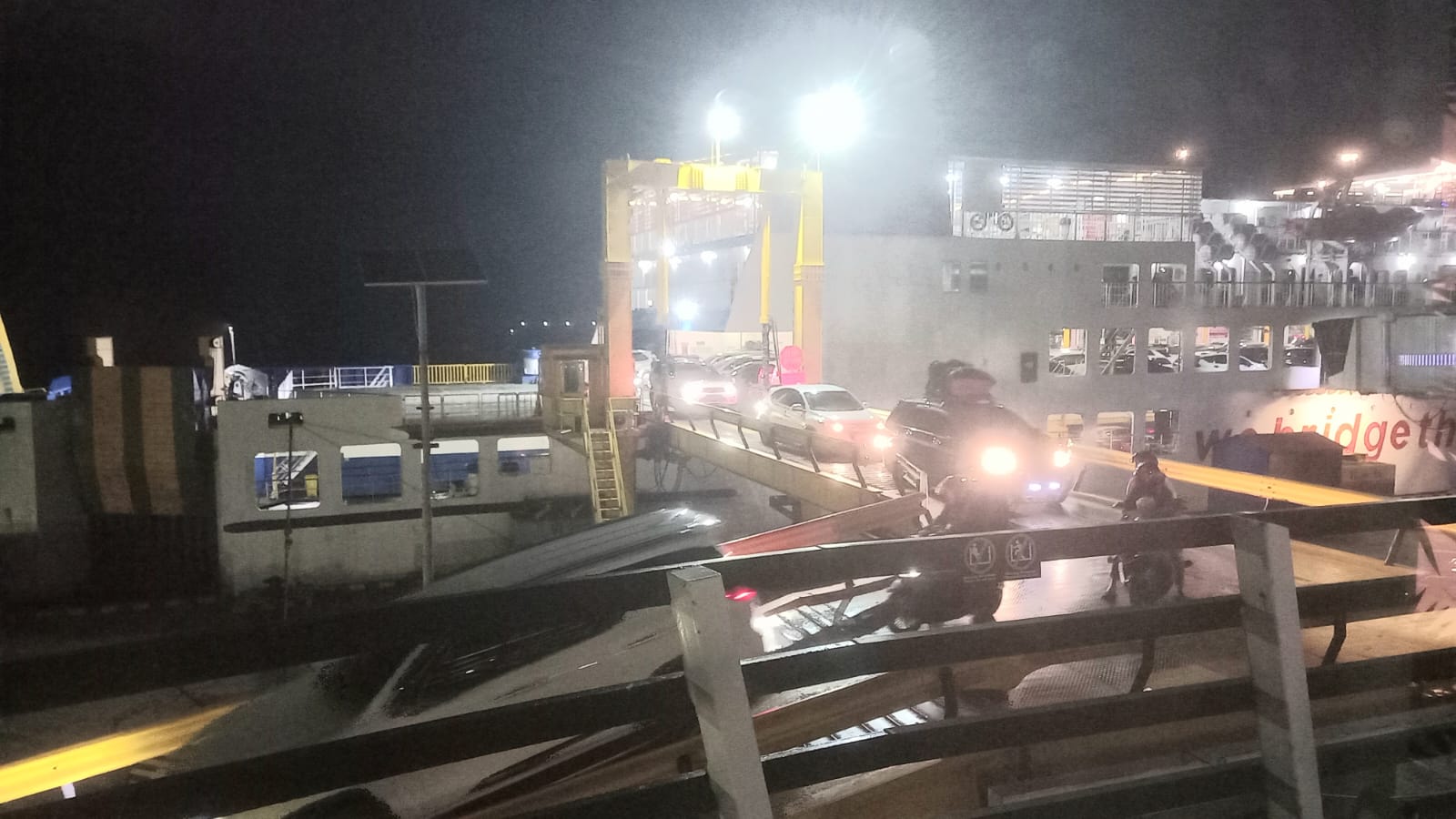 Pemudik arus balik Lebaran 2024 dari Pulau Sumatera melalui Pelabuhan Bakauheni Lampung, mulai tiba di Pelabuhan Merak, Kota Cilegon, Provinsi Banten, pada Jumat dinihari 12 April 2024. (Foto : Daeng Yus)