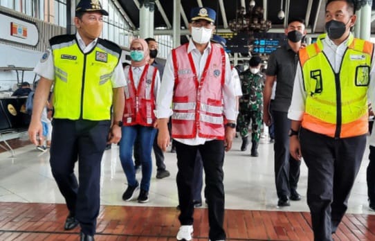 Menteri Perhubungan (Menhub) Budi Karya meninjau kesiapan pelayanan angkutan penumpang dan posko terpadu layanan mudik Lebaran di Bandara Internasional Soekarno-Hatta (Soetta), Tangerang, Provinsi Banten, Jumat 12 April 2024. (Foto : istimewah)