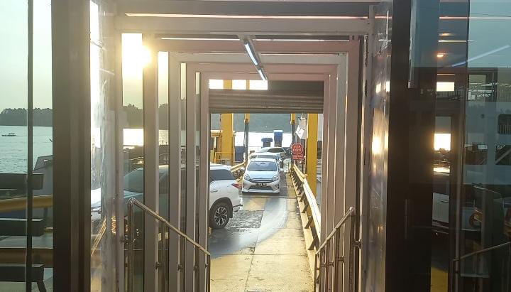 Kendaraan pribadi pemudik yang kembali usai mudik Lebaran di kampung halaman di Pulau Sumatera, keluar dari kapal ferry di dermaga eksekutif Pelabuhan ADSP Merak, Kota Cilegon, Provinsi Banten. (Foto : Daeng Yus)