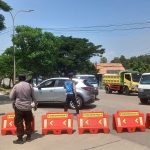 Petugas gabungan memutar balik kendaraan di jalan lingkar selatan (JLS) Kota Cilegon yang akan menuju kawasan wisata Anyer, Kabupaten Serang, Provinsi Banten, Sabtu 13 April 2024. (Foto : Daeng Yus)