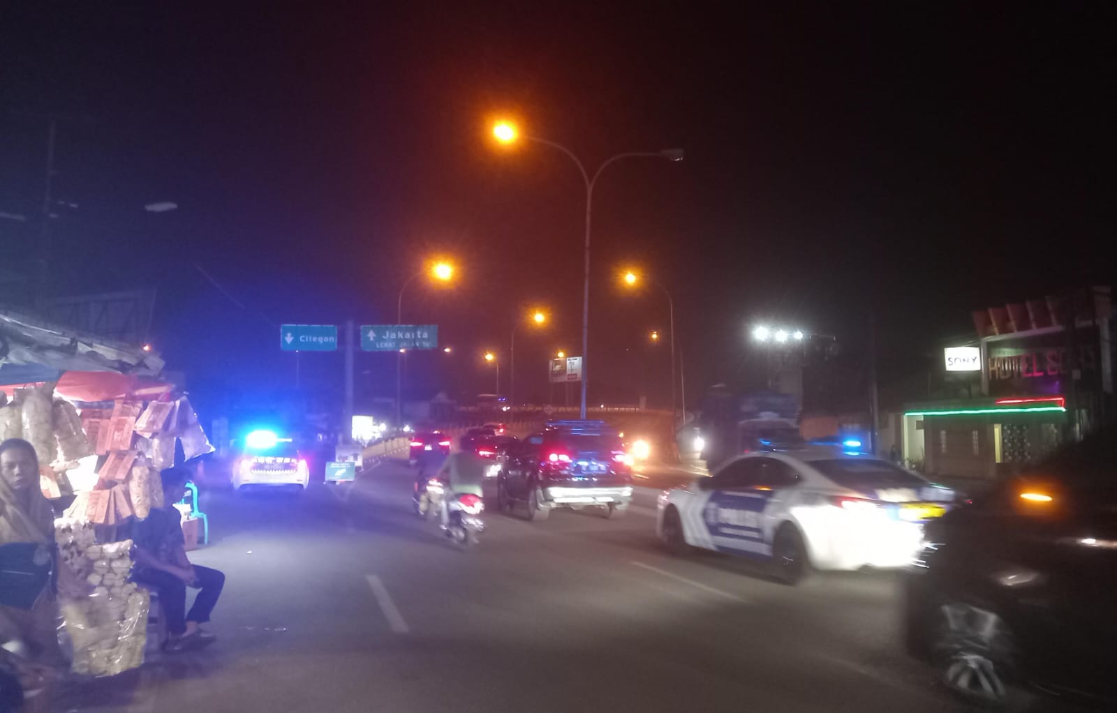 Aparat kepolisian Polda Banten memberikan pengawalan kepada kendaraan pemudik pada arus balik mudik Lebaran dari Merak menuju Jakarta. Foto diambil pada Minggu (14/4/2024) dinihari. (Foto : Daeng Yus)