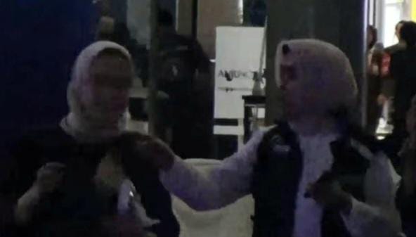 Gambar atau foto yang menyebutkan Direktur Utama PT ASDP Indonesia Ferry (Persero) Ira Puspadewi saat berjoget di sekitar Pelabuhan Eksekutif Bakauheni, pada Minggu (14/4/2024) malam. (Foto : istimewah)
