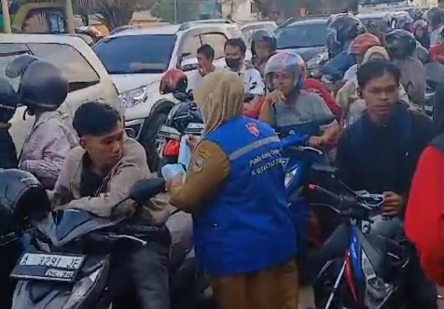 Dinas Kesehatan (Dinkes) Kota Cilegon membagikan masker bagi pengendara guna mengantisipasi Infeksi Saluran Pernafasan Akut (Ispa) akibat asap kendaraan dan debu saat sedang mengalami kemacetan dijalan. (Foto : Daeng Yus)