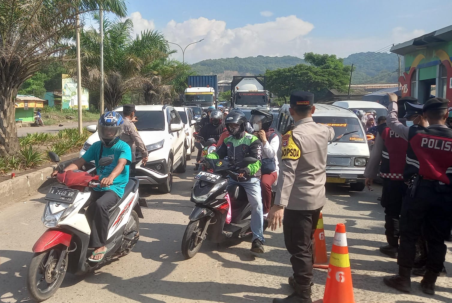 Walaupun Operasi Ketupat Maung Polda Banten 2024 sudah berakhir hari ini, namun aparat Kepolisian Polda Banten dan Polres Cilegon masih disiagakan dalam mengantisipasi pemudik arus balik susulan. (Foto : Daeng Yus)