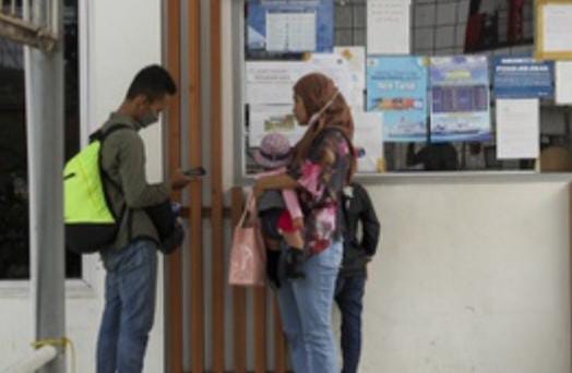 Seorang calo sedang menawarkan tiket kepada calon penumpang kapal ferry. (Foto : Daeng Yus)
