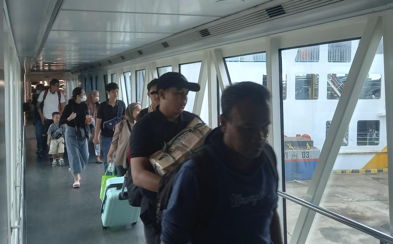 Hingga malam ini, Selasa (16/4/2024) pukul 20.50 WIB, penumpang arus balik pemudik lebaran 2024 dari Pulau Sumatera masih terus berdatangan di Pelabuhan Merak, Kota Cilegon, Provinsi Banten. (Foto : Daeng Yus)