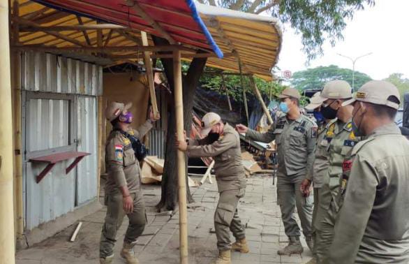 Satuan Polisi Pamong Praja (Satpol PP) Kota Cilegon membongkar puluhan warung liar atau warung remang-remang (Warem) di Jalan Lingkar Selatan (JLS) Kota Cilegon, beberapa waktu lalu. (Foto : Daeng Yus)