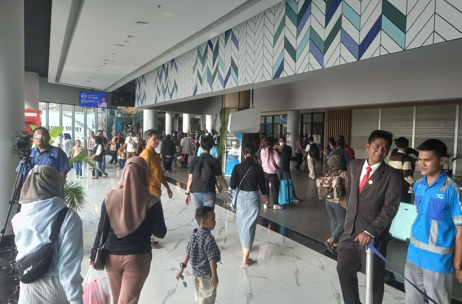 Pemudik pendatang baru dari Pulau Sumatera saat tiba di Pelabuhan ASDP Merak, Rabu 17 April 2024. (Foto : Daeng Yus)