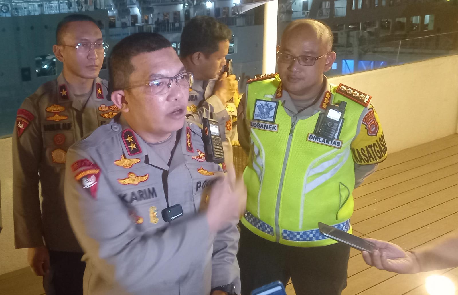 Dirlantas Polda Banten Kombes Pol Leganek Mawardi saat mendampingi Kapolda Banten Irjen Pol Abdul Karim di Pospam Angkutan Lebaran Pelauhan Merak. (Foto : Daeng Yus) Dirlantas Polda Banten Kombes Pol Leganek Mawardi saat mendampingi Kapolda Banten Irjen Pol Abdul Karim di Pospam Angkutan Lebaran Pelauhan Merak. (Foto : Daeng Yus)
