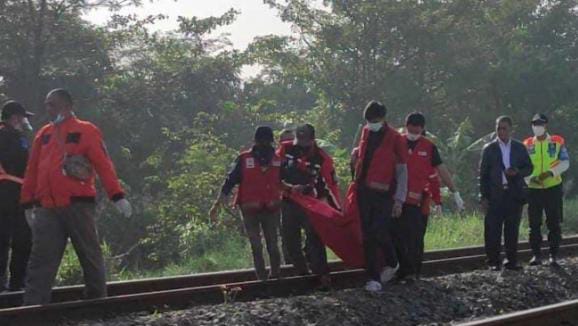Petugas sedang mengevakuasi kenazah korban diduga tertabrak kereta dilintasan kereta listrik (KRL) Rangkasbitung – Tanah Abang, Kamis 18 April 2024. (Foto : istimewah)