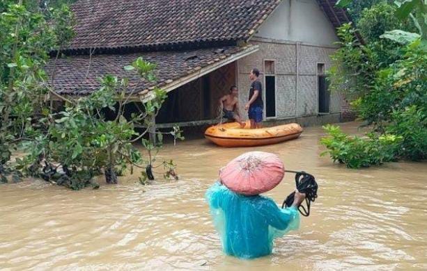 Banjir setinggi pinggang orang dewasa yang merendam ratusan rumah di Kecamatan Cibadak, Kabupaten Lebak, Provinsi Banten, sejak Jumat 19 April 2024 dinihari, dan hingga kini belum surut. (Foto : Daeng Yus)