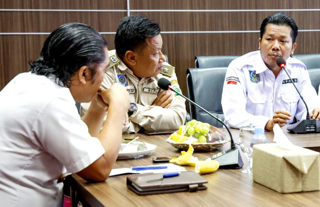 Ketua Apdesi (tengah) dan Sekjen Apdesi Provinsi Banten (kanan), sedang berdialog berama (Foto : istimewah)