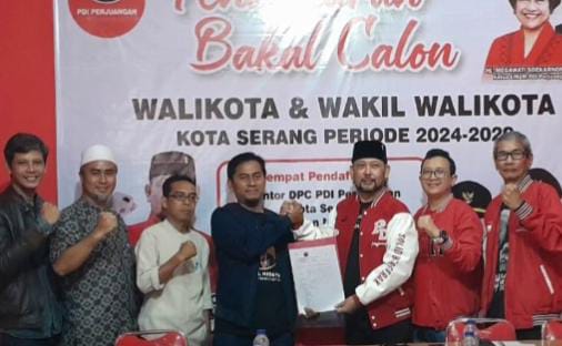 Syamsul Hidayat didampingi tim pemenangan saat menerima formulir pendaftaran di Kantor DPC PDIP Kota Serang, pada Senin 22 April 2024, yang diserahkan langsong oleh Ketua DPC PDI Perjuangan Kota Serang. (Foto : Daeng Yus)