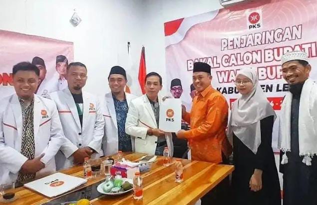 Bakal calon bupati (Bacabup) Kabupaten Lebak, Sanuji Pentamarta mengenakan kemeja warna orange, mendukung penuh pengesahan DOB Cilangkahan. (Foto : Daeng Yusvin)